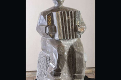 Slavko-Bracic-Ljudski-godec-z-zlatimi-tipkami-apnenec-Dolenjska-160x70x70cm